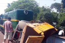 Tàu hỏa đâm ô tô, 5 người nhập viện cấp cứu