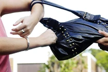 Dàn cảnh va chạm giao thông giật túi xách táo tợn ở Hà Nội