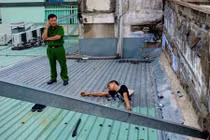 Bất ngờ đằng sau hình ảnh thanh niên kẹt nửa người trên mái tôn