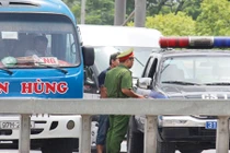 Kệ cảnh sát, xe khách đón trả người ở đường cao tốc trên cao