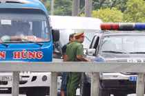 Kệ cảnh sát, xe khách đón trả người ở đường cao tốc trên cao