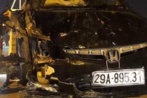 Hiện trường ô tô đâm gãy cột điện, nhiều xe máy ở Hà Nội