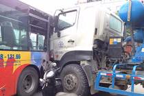 Hà Nội: Xe bồn đâm trực diện xe bus, nhiều người hoảng loạn