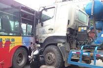 Hà Nội: Xe bồn đâm trực diện xe bus, nhiều người hoảng loạn