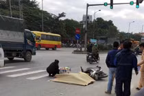 Dừng đèn đỏ, thanh niên bị xe khách chèn qua người