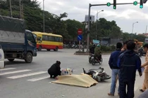 Dừng đèn đỏ, thanh niên bị xe khách chèn qua người