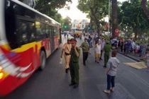Xe bus đâm liên hoàn ô tô, xe máy trên đường Hà Nội