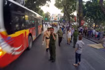 Xe bus đâm liên hoàn ô tô, xe máy trên đường Hà Nội