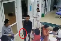 Không có bệnh vẫn vào viện yêu cầu bác sĩ tháo đốt tay