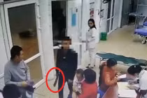 Không có bệnh vẫn vào viện yêu cầu bác sĩ tháo đốt tay