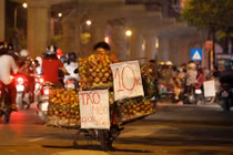 Ảnh: Vật vã luồn lách qua xe bán hàng rong giữa đường HN