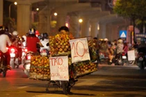 Ảnh: Vật vã luồn lách qua xe bán hàng rong giữa đường HN