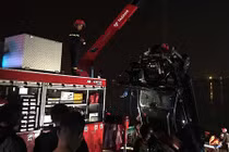 Thông tin bất ngờ vụ xe Mercedes rơi xuống sông Hồng 