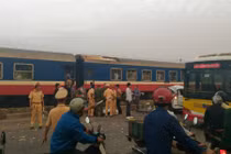 Tàu hỏa đâm ô tô ở Thường Tín, 7 người thương vong