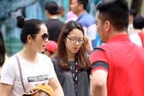 Hàng chục nghìn người chen chân đến công viên Thủ Lệ ngày 30/4