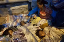 Cầm 200 nghìn, bế 4 đứa con từ Lào đến Hà Nội để... kiếm sống