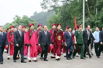 Thủ tướng Nguyễn Xuân Phúc đội mưa dâng hương tại Giỗ Tổ Hùng Vương