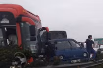 Ô tô đâm nhau liên hoàn trên cao tốc Pháp Vân - Cầu Giẽ