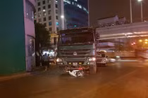 Hiện trường xe tải cán cô gái tử vong giữa phố Hà Nội