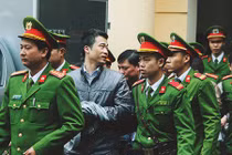 Ảnh: Các bị cáo vụ án Đinh La Thăng ngơ ngác tìm người thân