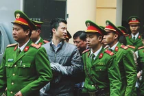 Ảnh: Các bị cáo vụ án Đinh La Thăng ngơ ngác tìm người thân