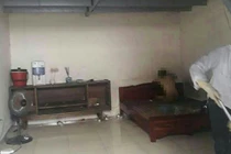 Người đàn bà điên chết bốc mùi trong ngôi nhà có hai con