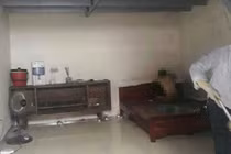 Người đàn bà điên chết bốc mùi trong ngôi nhà có hai con