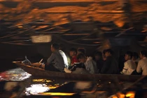 Ảnh: Dòng người soi đèn trên suối Yến, xuyên đêm trẩy hội chùa Hương 