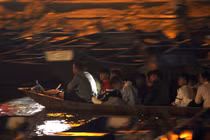 Ảnh: Dòng người soi đèn trên suối Yến, xuyên đêm trẩy hội chùa Hương 