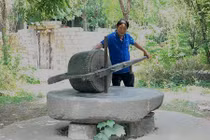 Đại gia Đồng Nai chi 160 triệu mua chiếc cối đá 2 tấn về ngắm