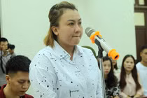 Mẹ kế bật khóc tại tòa, thừa nhận đánh con riêng là sai