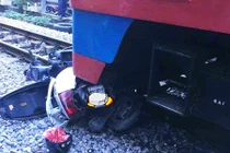 Bị tàu hỏa đâm trực diện, người phụ nữ đi xe máy bất tỉnh