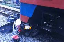 Bị tàu hỏa đâm trực diện, người phụ nữ đi xe máy bất tỉnh