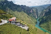 Nhà nghỉ 7 tầng Mã Pì Lèng vẫn cháy phòng sau bê bối xây dựng trái phép