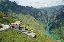 Nhà nghỉ 7 tầng Mã Pì Lèng vẫn cháy phòng sau bê bối xây dựng trái phép