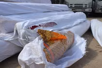 Ảnh: CSGT Hà Nội bắt xe tải chở hàng trăm kiện vải lậu