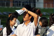 Ảnh: Thí sinh "kêu trời" với đề toán, nhưng vẫn cười rạng rỡ