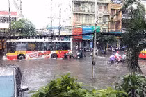 Ảnh: Mưa lớn, đường Hà Nội lại biến thành “sông“