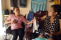 Rơi nước mắt ước mơ thiếu nữ liệt chân sau mổ u tủy