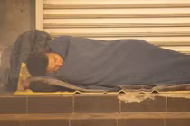 Ảnh: Người vô gia cư nằm co ro trong đêm lạnh Hà Nội