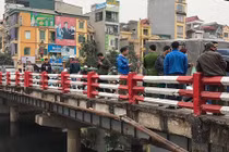 Người dân bàng hoàng phát hiện thi thể dưới sông Tô Lịch