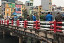 Người dân bàng hoàng phát hiện thi thể dưới sông Tô Lịch