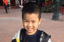 Một bé trai 4 tuổi bị lạc ở Phủ Tây Hồ