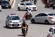 Cảnh kinh hãi giao thông hỗn loạn nguy hiểm giữa Hà Nội