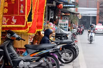 Ảnh: Vỉa hè phố cổ Hà Nội bị các hộ kinh doanh “nuốt” gọn 