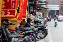 Ảnh: Vỉa hè phố cổ Hà Nội bị các hộ kinh doanh “nuốt” gọn 