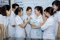 Đau xót bé 5 ngày tuổi bị bỏ rơi ở Viện Huyết học