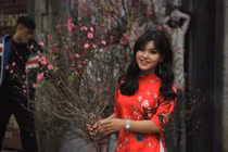 Người Hà Nội diện áo dài, khoe dáng trên phố bích họa Phùng Hưng 