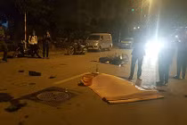 Xe máy nát bét đầu sau va chạm với taxi, một người chết