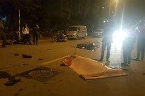 Xe máy nát bét đầu sau va chạm với taxi, một người chết